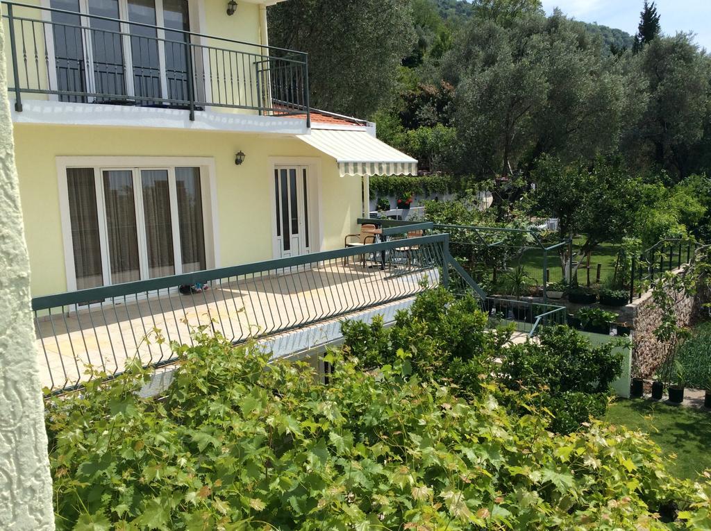 Apartments Simo Petrovac Екстериор снимка