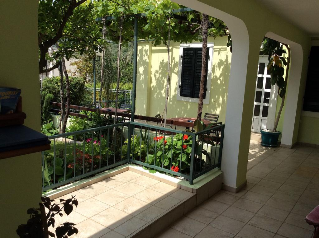 Apartments Simo Petrovac Екстериор снимка