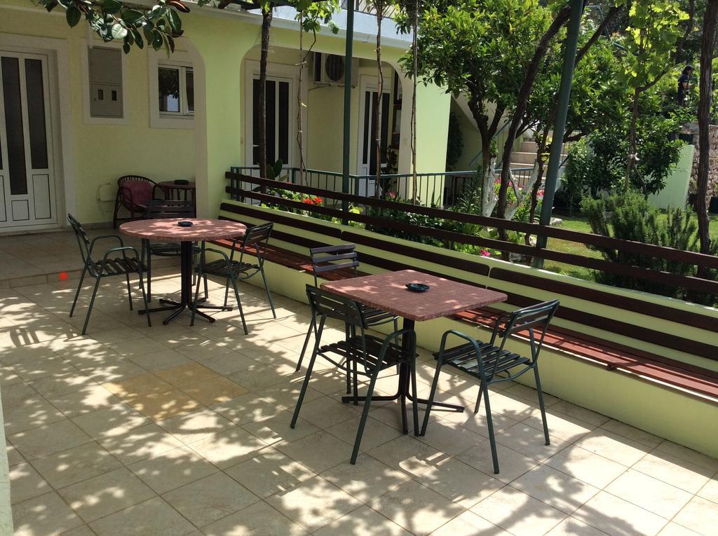 Apartments Simo Petrovac Екстериор снимка