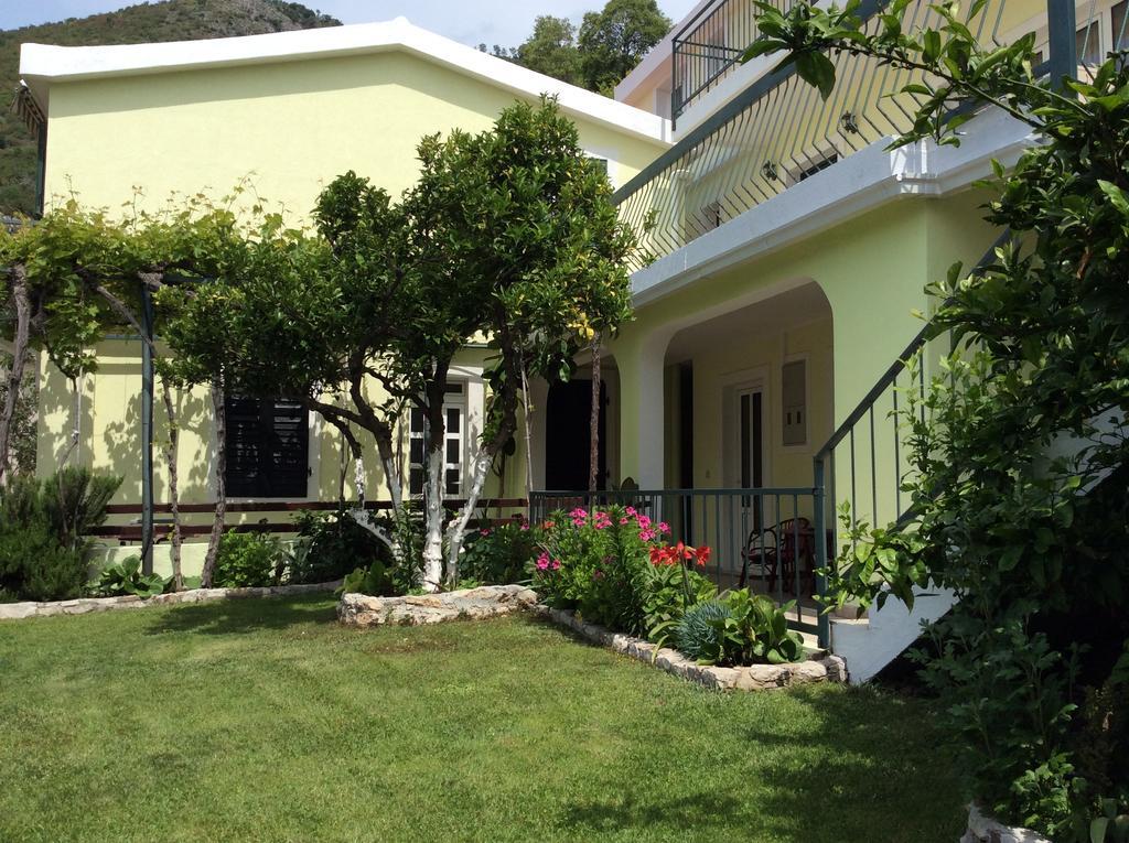 Apartments Simo Petrovac Екстериор снимка